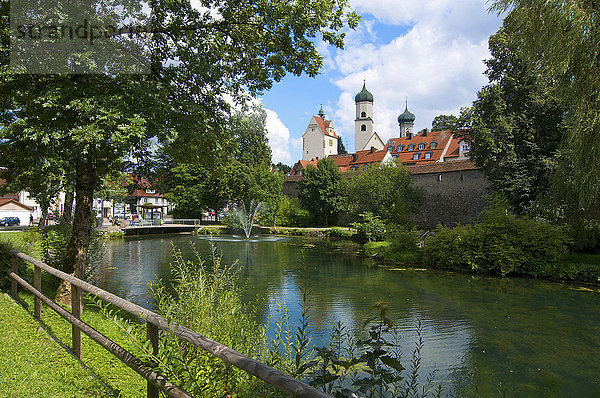 Teich an der Stadtmauer von Isny  Allgäu  Bayern  Deutschland  Europa