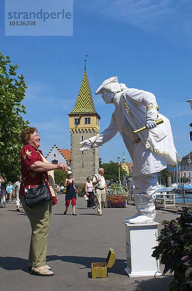 Straßenkünstler vor dem Mangturm am Hafen  Lindau  Bodensee  Bayern  Deutschland  Europa
