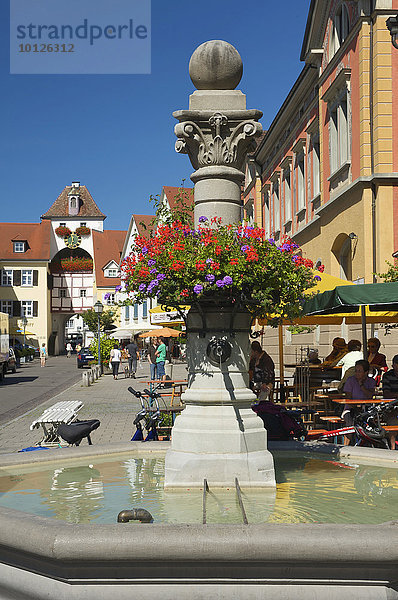 Brunnen in der Unterstadt  Straßenszene in Meersburg  Bodensee  Baden-Württemberg  Deutschland  Europa