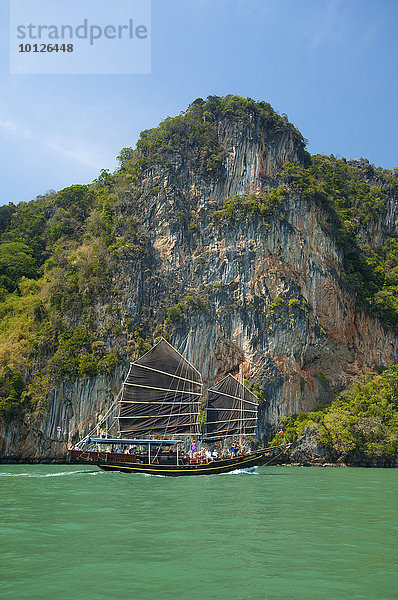 Longtail-Boote in der Phang Nga Bucht  Thailand  Asien