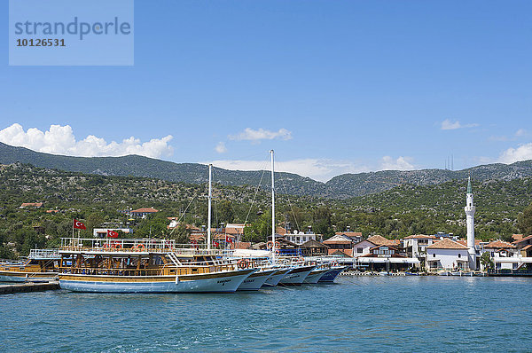 Ausflugsboot im Hafen von Ucagiz  türkische Südküste  Türkei  Asien