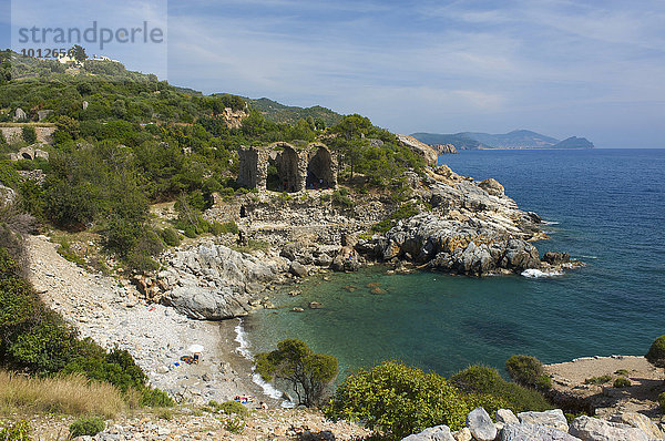 Ruinen und Strand von Iotape  türkische Riviera  Türkei  Asien
