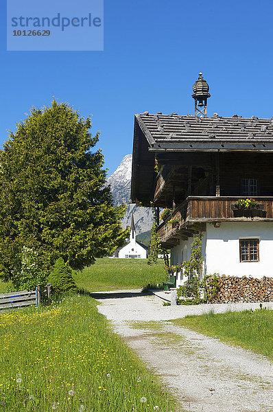 Bauernhof und Kirche in Pertisau am Achensee  Tirol  Österreich  Europa