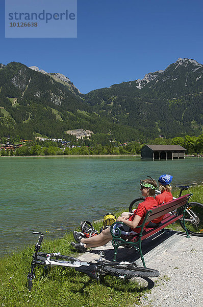 Radlerinnen am Achensee  Tirol  Österreich  Europa