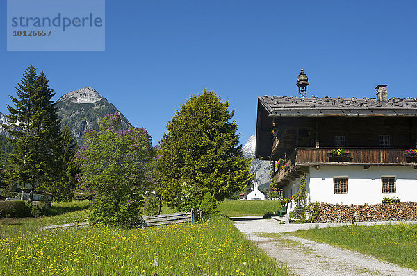 Bauernhof und Kirche in Pertisau am Achensee  Tirol  Österreich  Europa