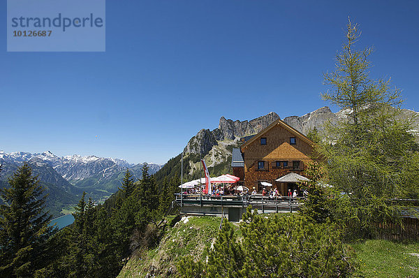 Erfurter Hütte im Rofangebirge mit Blick auf den Achensee  Tirol  Österreich  Europa