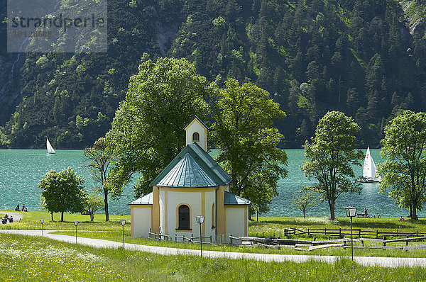 Kapelle und Segler am Achenseekopf  Achensee  Tirol  Österreich  Europa