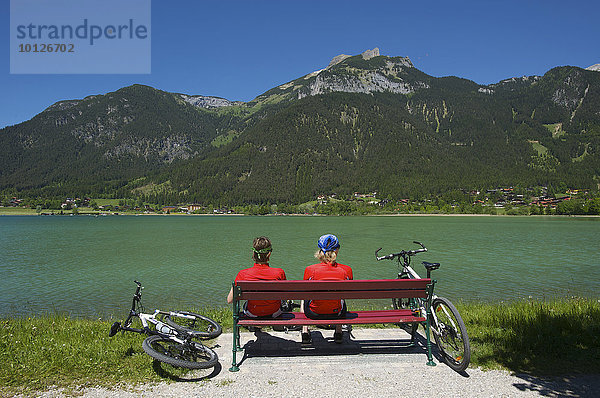 Radlerinnen rasten auf Bank am Achensee  Tirol  Österreich  Europa