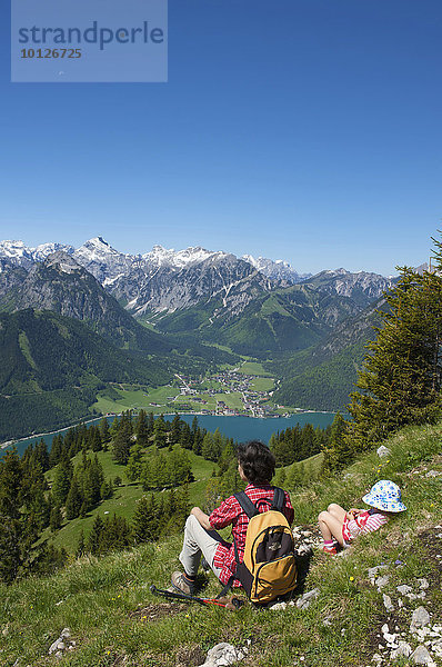 Wanderin und Kind mit Blick vom Durrakreuz auf den Achensee  Tirol  Österreich  Europa