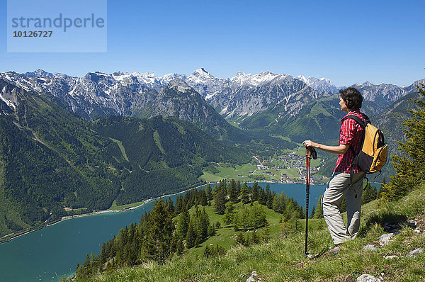 Wanderin mit Blick vom Durrakreuz auf den Achensee  Tirol  Österreich  Europa