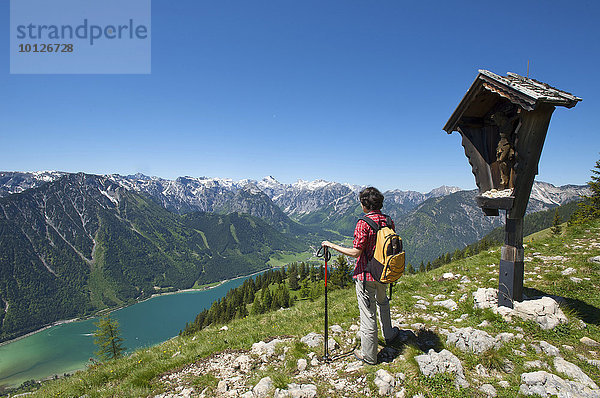 Wanderin mit Blick vom Durrakreuz auf den Achensee  Tirol  Österreich  Europa