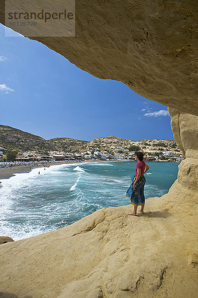 Frau vor Höhle am Strand von Matala  Kreta  Griechenland  Europa