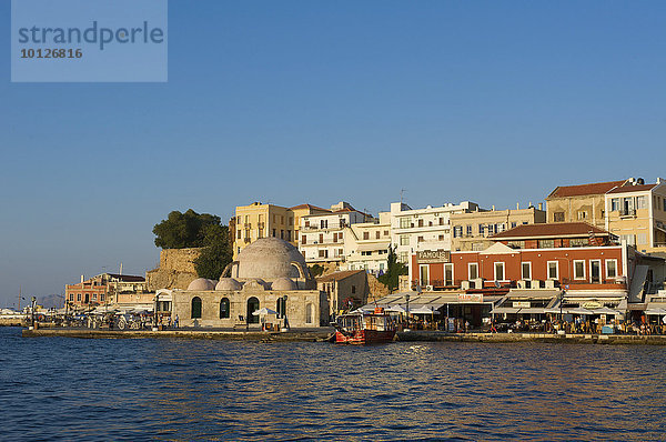 Hafen mit Moschee in Chania  Kreta  Griechenland  Europa