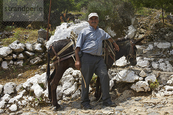 Mann mit Esel bei Zeus Geburtshöhle in Psichro  Lasithi-Hochebene  Kreta  Griechenland  Europa