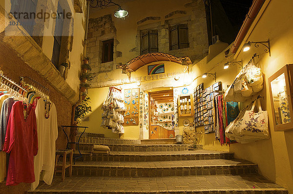 Beleuchtetes Souvenirgeschäft in der Altstadt von Chania  Kreta  Griechenland  Europa