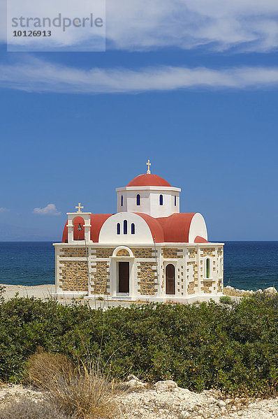 Kirche in der Mirambellou Bucht  bei Agios Nikolaos  Kreta  Griechenland  Europa