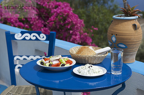Gedeckter Tisch  griechische Spezialitäten  Taverna bei Chora Sfakion  Kreta  Griechenland  Europa