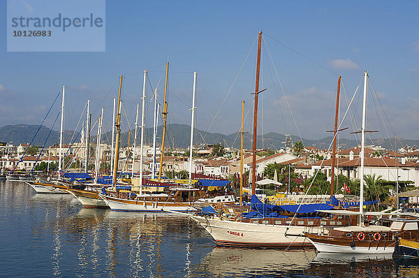 Yachthafen  hinten die Altstadt  Marmaris  türkische Ägäis  Türkei  Asien