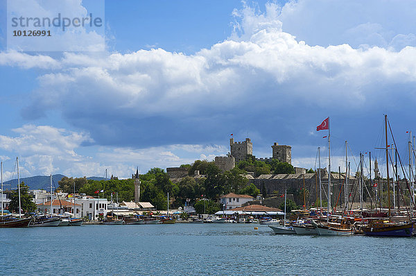 Yachthafen mit Güllettbooten und das Kastell St. Peter in Bodrum  türkische Ägäis  Türkei  Asien