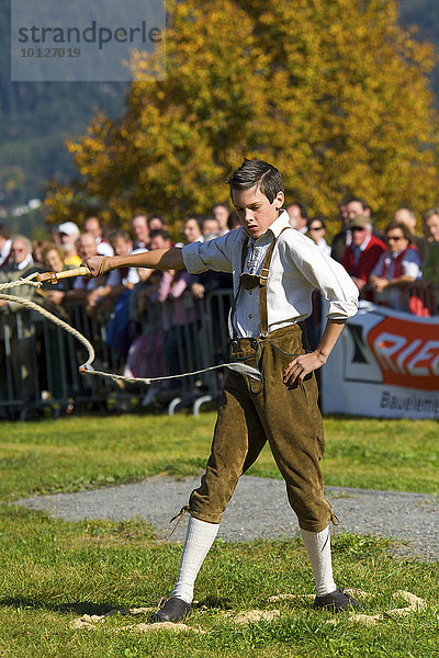 Trachtler bei traditionellem Schnalzer Wettbewerb in Saalfelden im Pinzgau  Salzburger Land  Österreich  Europa
