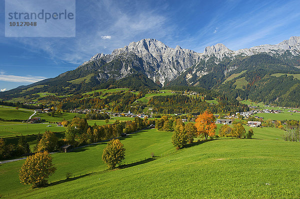 Der Ort Leogang vor den Leoganger Steinbergen im Pinzgau  Salzburger Land  Österreich  Europa