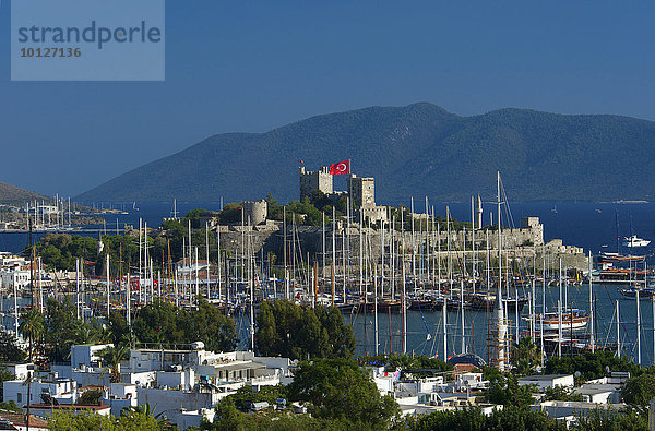 Blick auf Altstadt  Hafen und Kastell St. Peter in Bodrum  türkische Ägäis  Türkei  Asien