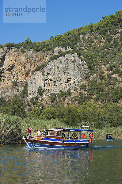 Ausflugsboote auf dem Dalyan Fluss vor den Felsengräbern von Kaunos bei Marmaris  türkische Ägäisküste  Türkei  Asien