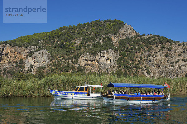 Ausflugsboote auf dem Dalyan Fluss vor den Felsengräbern von Kaunos bei Marmaris  türkische Ägäisküste  Türkei  Asien