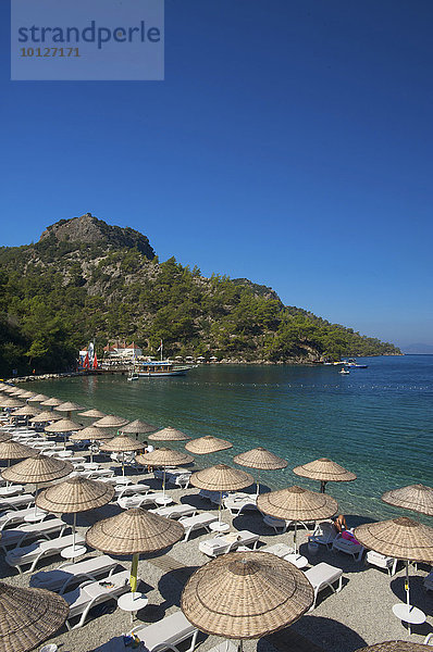 Liegestühle und Sonnenschirme am Strand des Hillside Club bei Fethiye  türkische Ägäisküste  Türkei  Asien