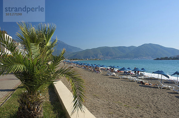 Strand und Promenade von Calis bei Fethiye  türkische Ägäisküste  Türkei  Asien