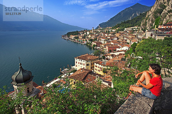 Frau mit Blick auf Limone  Gardasee  Italien  Europa