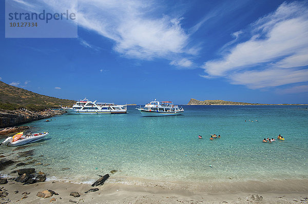 Ausflugsboote am Kolokithia Beach auf Spinalonga bei Elounda  Kreta  Griechenland  Europa