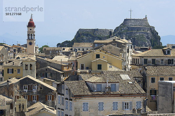 Blick über die Dächer des Ambiello Viertels auf die alte Festung  Korfu Stadt  Kerkira  Korfu  Ionische Inseln  Griechenland  Europa