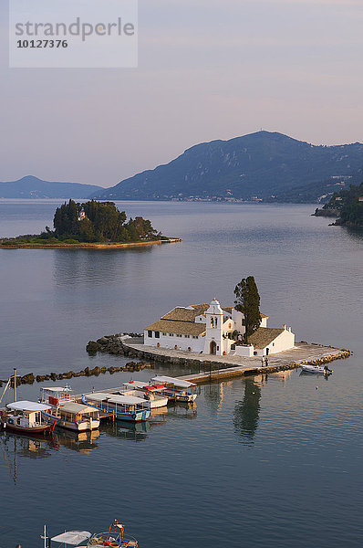Blick von Kanoni auf die Inseln Vlacherna - mit Kloster - und Mäuseinsel  bei Kerkira  Korfu  Ionische Inseln  Griechenland  Europa