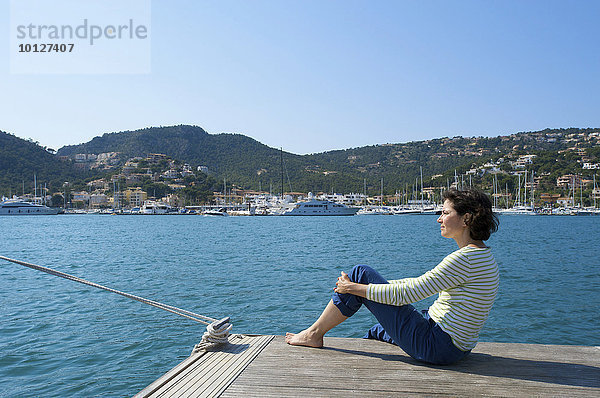 Touristin mit Blick übers Meer  Port d'Andratx  Mallorca  Balearen  Spanien  Europa