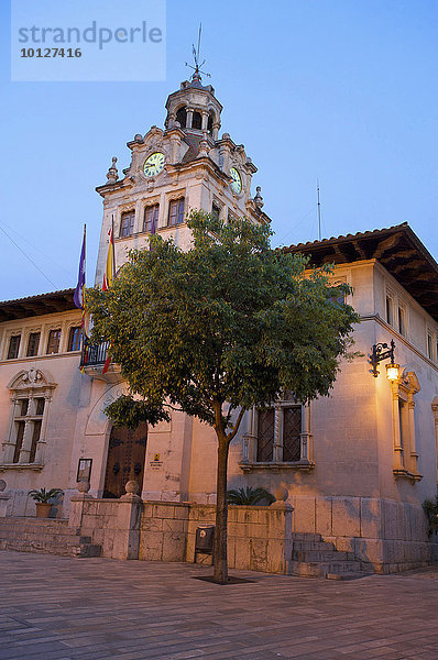 Rathaus mit Uhrturm  Altstadt von Alcudia  Mallorca  Balearen  Spanien  Europa