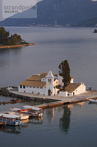 Blick von Kanoni auf die Insel Vlacherna mit Kloster und auf die Mäuseinsel  bei Kerkira  Korfu  Ionische Inseln  Griechenland  Europa