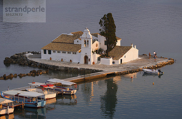 Blick von Kanoni auf die Insel Vlacherna mit Kloster  bei Kerkira  Korfu  Ionische Inseln  Griechenland  Europa