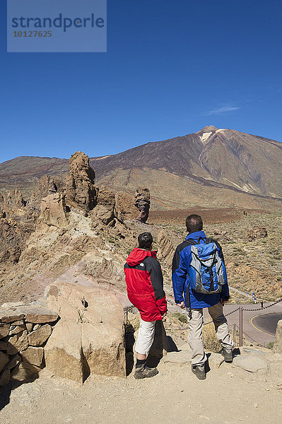 Wanderer  Los Roques im Parque Nacional del Teide  Teneriffa  Kanarische Inseln  Spanien  Europa