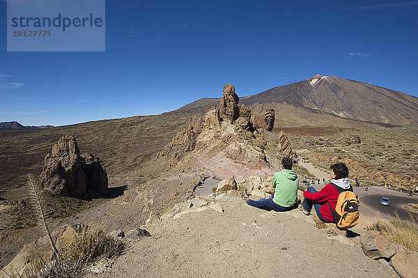 Touristen bei den Los Roques im Parque Nacional del Teide  Teneriffa  Kanarische Inseln  Spanien  Europa