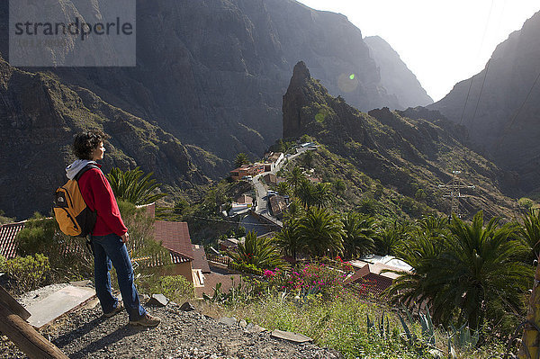 Touristin mit Blick auf das Bergdorf Masca  Teneriffa  Kanarische Inseln  Spanien  Europa
