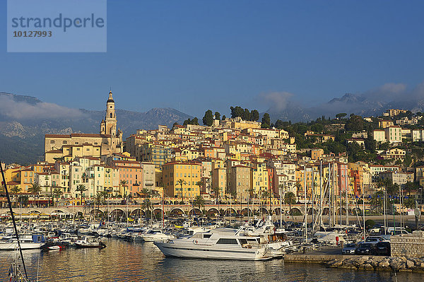 Yachthafen mit der Altstadt von Menton  Menton  Département Alpes-Maritimes  Region Provence-Alpes-Côte d?Azur  Frankreich  Europa