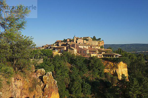 Ockerfelsen mit der Altstadt  Roussillon  Provence  Region Provence-Alpes-Côte d?Azur  Frankreich  Europa