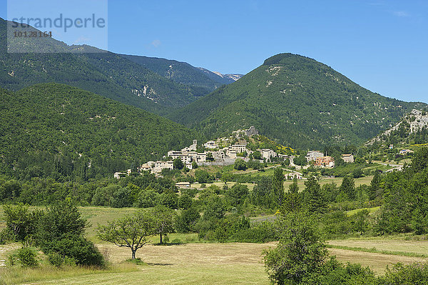 Dorf in der Provence  Reilhanette  Provence  Region Provence-Alpes-Côte d?Azur  Frankreich  Europa