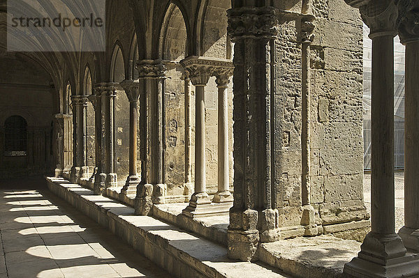 Kreuzgang der Kathedrale St. Trophime  Arles  Département Bouches-du-Rhône  Region Provence-Alpes-Côte d?Azur  Frankreich  Europa