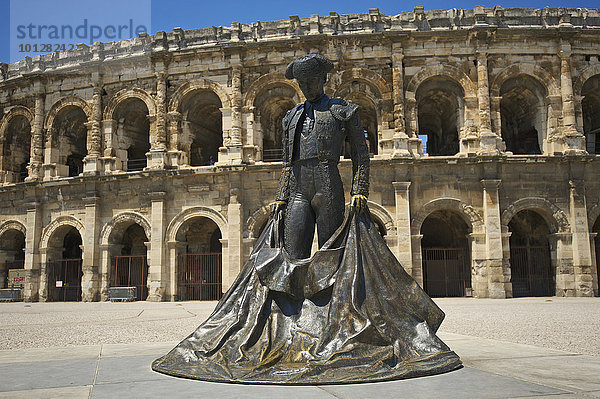 Statue eines Toreros vor dem römischen Amphitheater  Nîmes  Region Languedoc-Roussillon  Frankreich  Europa
