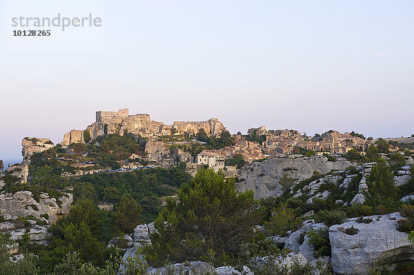 Altes  teilweise verfallenes Dorf Les Baux-de-Provence in der Abenddämmerung  Les Baux-de-Provence  Département Bouches-du-Rhône  Region Provence-Alpes-Côte d?Azur  Frankreich  Europa
