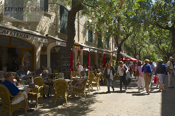 Straßencafés in Fußgängerzone  Valldemossa  Mallorca  Balearen  Spanien  Europa