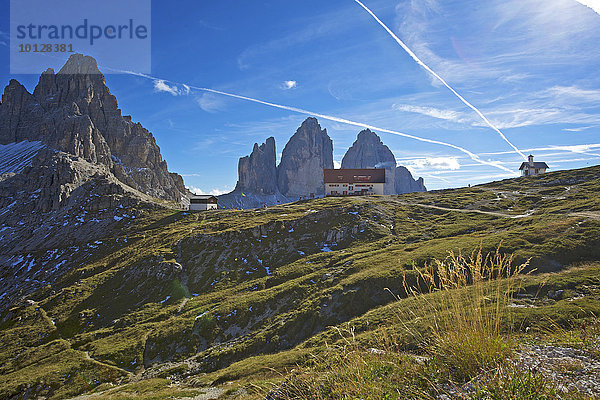 Dreizinnenhütte und Kapelle vor den Nordwänden der Drei Zinnen  Sextner Dolomiten  Provinz Südtirol  Trentino-Südtirol  Italien  Europa