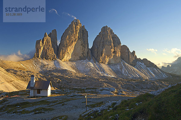 Kapelle der Dreizinnenhütte vor den Nordwänden der Drei Zinnen  Sextner Dolomiten  Provinz Südtirol  Trentino-Südtirol  Italien  Europa